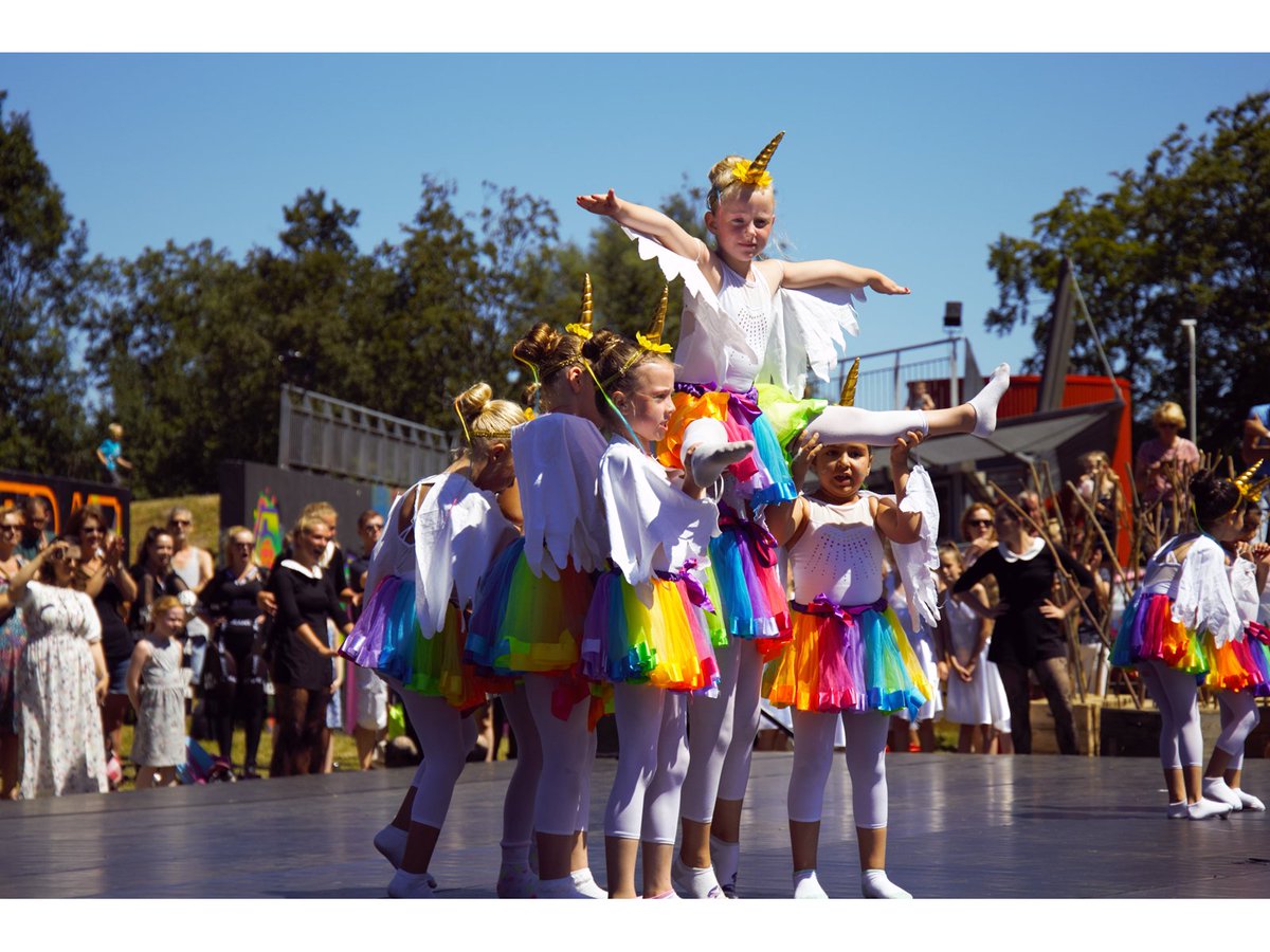 Iedereen is welkom op Simmerdeis; ook de allerkleinsten! We hebben zelfs een speciale pagina met al het aanbod voor kinderen. Check 'm hier:

simmerdeis.nl/programma/simm…