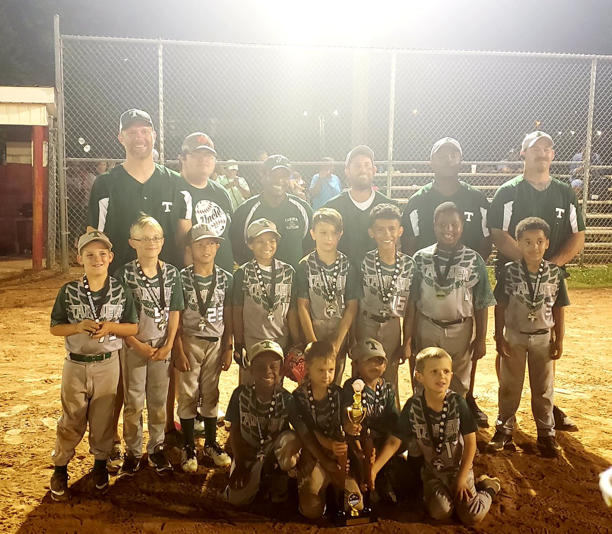 Easton Hill made the winning homerun!!! ⁦<a href="/LCSforKids/">Limestone County Schools</a>⁩