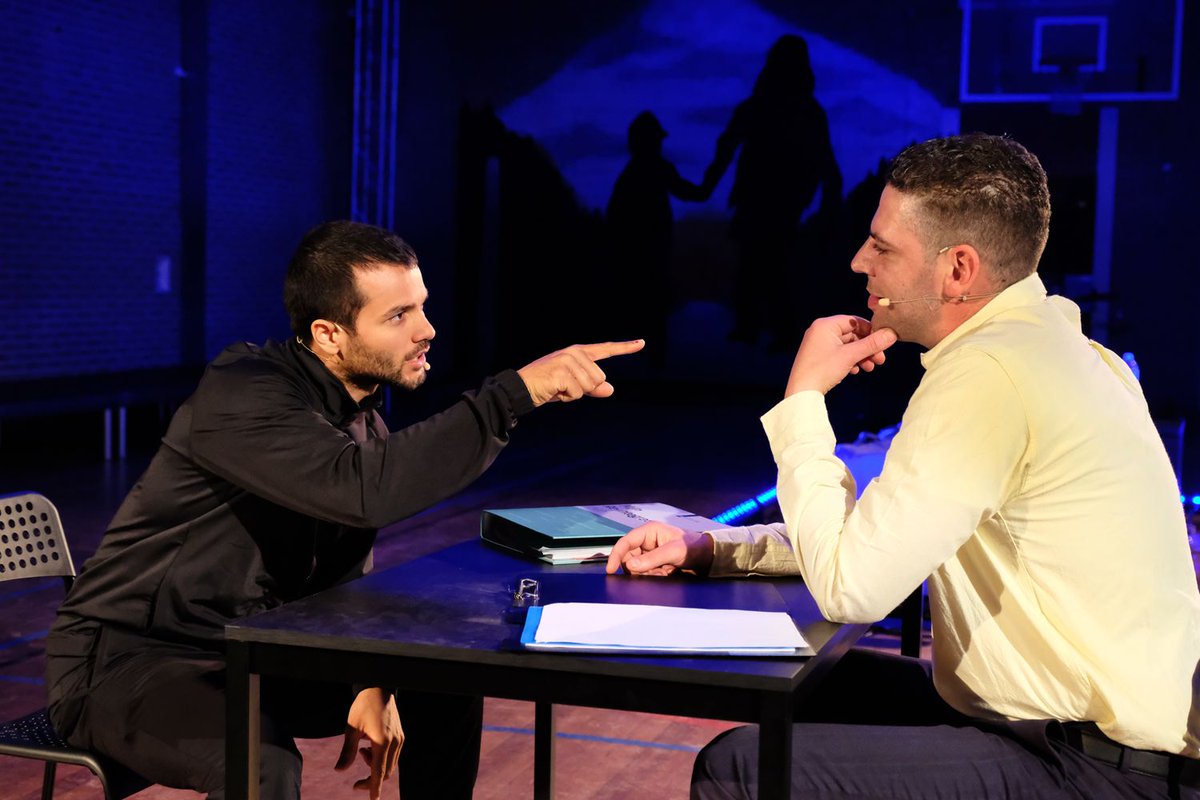 demonologen's tweet photo. Een van onze favoriete scene uit de Gevangenis Monologen 2 is wanneer Amin (Hamda Belgaroui) na 6 jaar zijn oude buurtvriend Jack (Mingus Dagelet) opzoekt als re-integratie coach. De scene vertelt ons zoveel over vriendschap, spijt, schaamte, vergeving en loyaliteit. https://t.co/gbWIK3a48U
