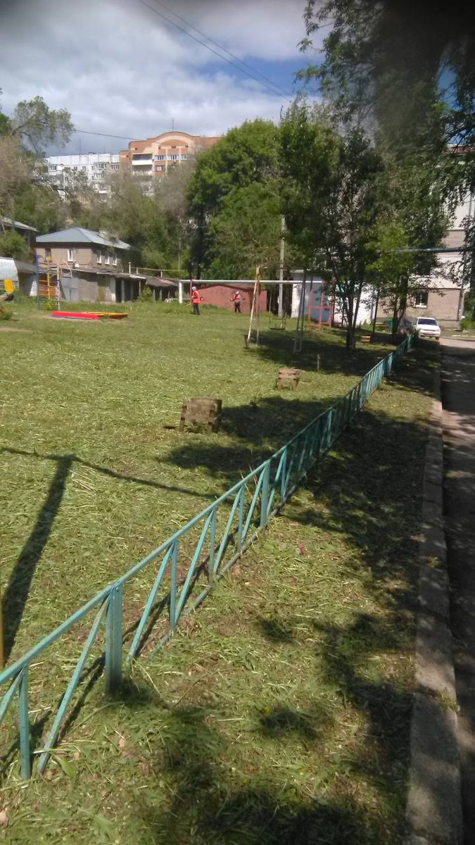 ООО «Газэнергомонтаж». Пр-т Юных Пионеров, 38. Покос травы на придомовой территории.