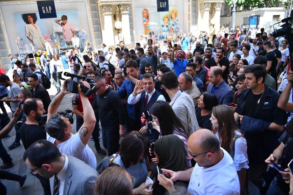 İstiklal Caddesi’nde kısa bir yürüyüş yapmak istemiştik küçük bir mitinge dönüştü. Sevgisini, ilgisini eksik etmeyen ve umudunu dipdiri tutan tüm hemşehrilerime teşekkürler.

#HarŞeyÇokGüzelOlacak
