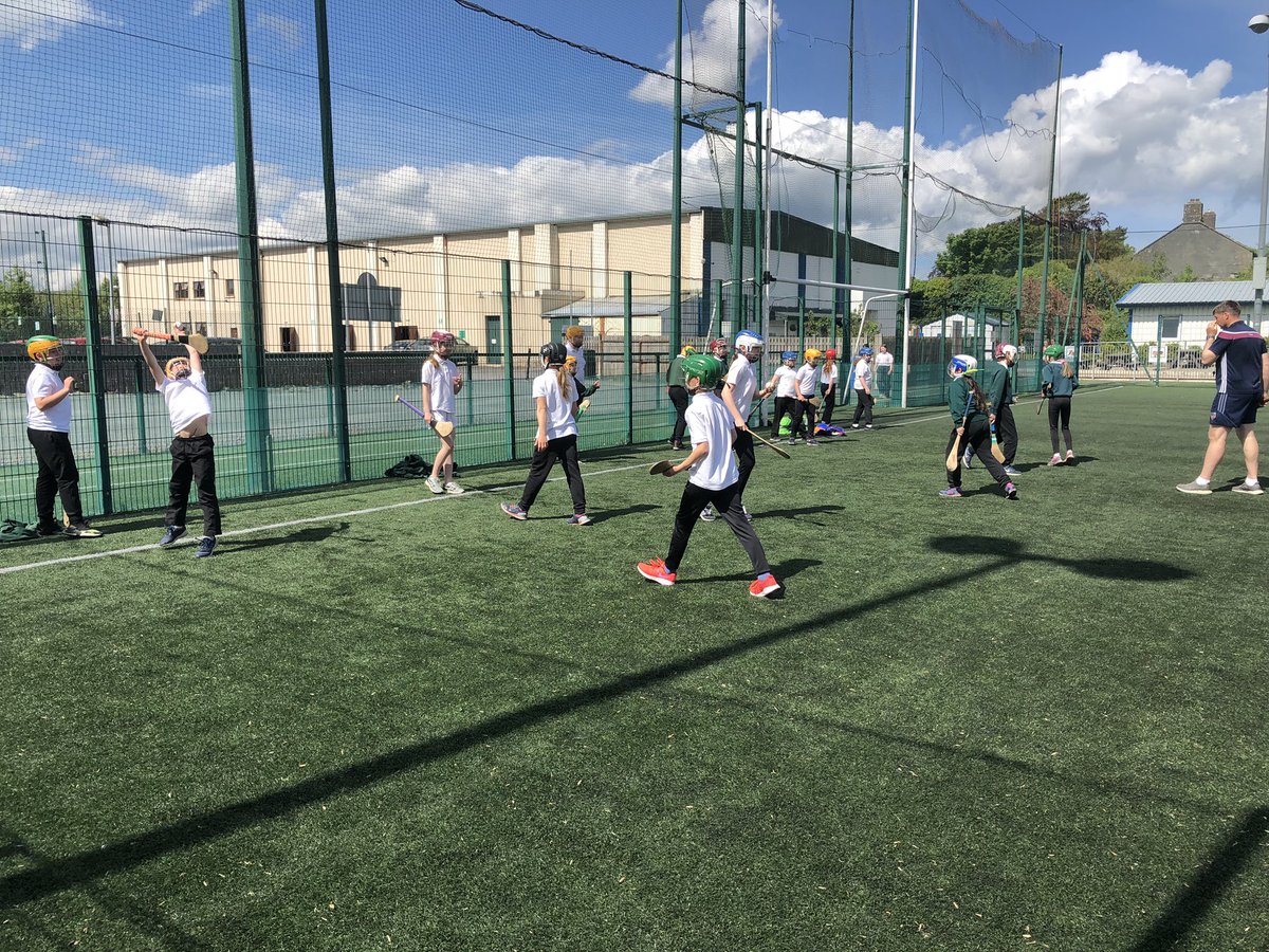 Bhí craic agus spraoi againn arís  inniu le @DaithiHuban. We had a great training session with @CoachingGalway hurling coach David thanks to @GortGAA  and @Galway_gaa