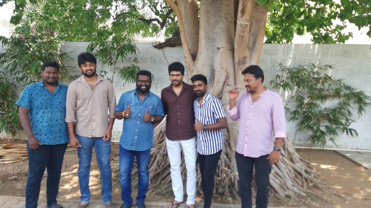 kalakkalcinema's tweet photo. #NETteamPic
#NETthanksMeet
#NatpunaEnnanuTheriyuma 

@Actor_kaviin @nambessan_ramya @Arunrajakamaraj @rajuactor91 @dharankumar_c @shivadirector83 @lightson_media @LIBRAProduc @ClapBoardPr @KskSelvaPRO https://t.co/2JuZQCpmsx