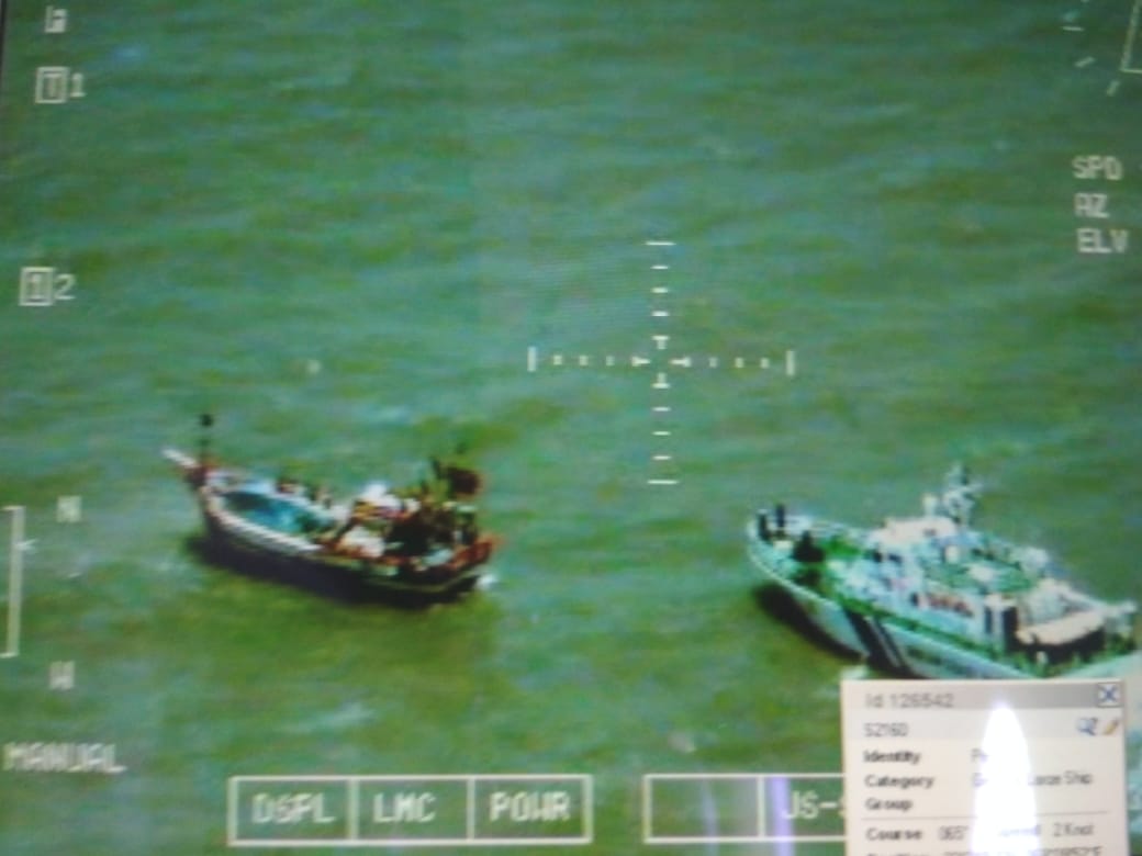 SpokespersonMoD's tweet photo. Coast Guard apprehends Pakistani Fishing Boat with 100 Kgs of Heroin https://t.co/TT6G3p96ZW https://t.co/BpnLMnWwGe