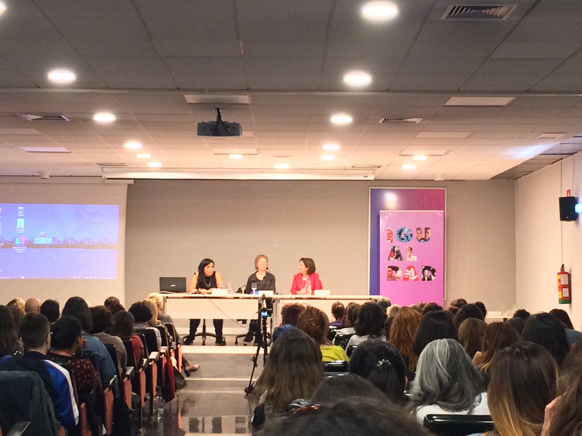 IgualdadZGZ's tweet photo. Elvira Burgos desgrana sus referentes en #EPFZGZ
📍Feminismo lesbiano (Monique Wittig, Adrienne Reich)
📍Cuestionamiento del sistema de sexo/género
📍Feminismos negros y decoloniales (ejercicio de autoanálisis)
📍Feminismo #queer (incidiendo en lo #feminista)
📍Transfeminismo https://t.co/v4gjdVYe6k