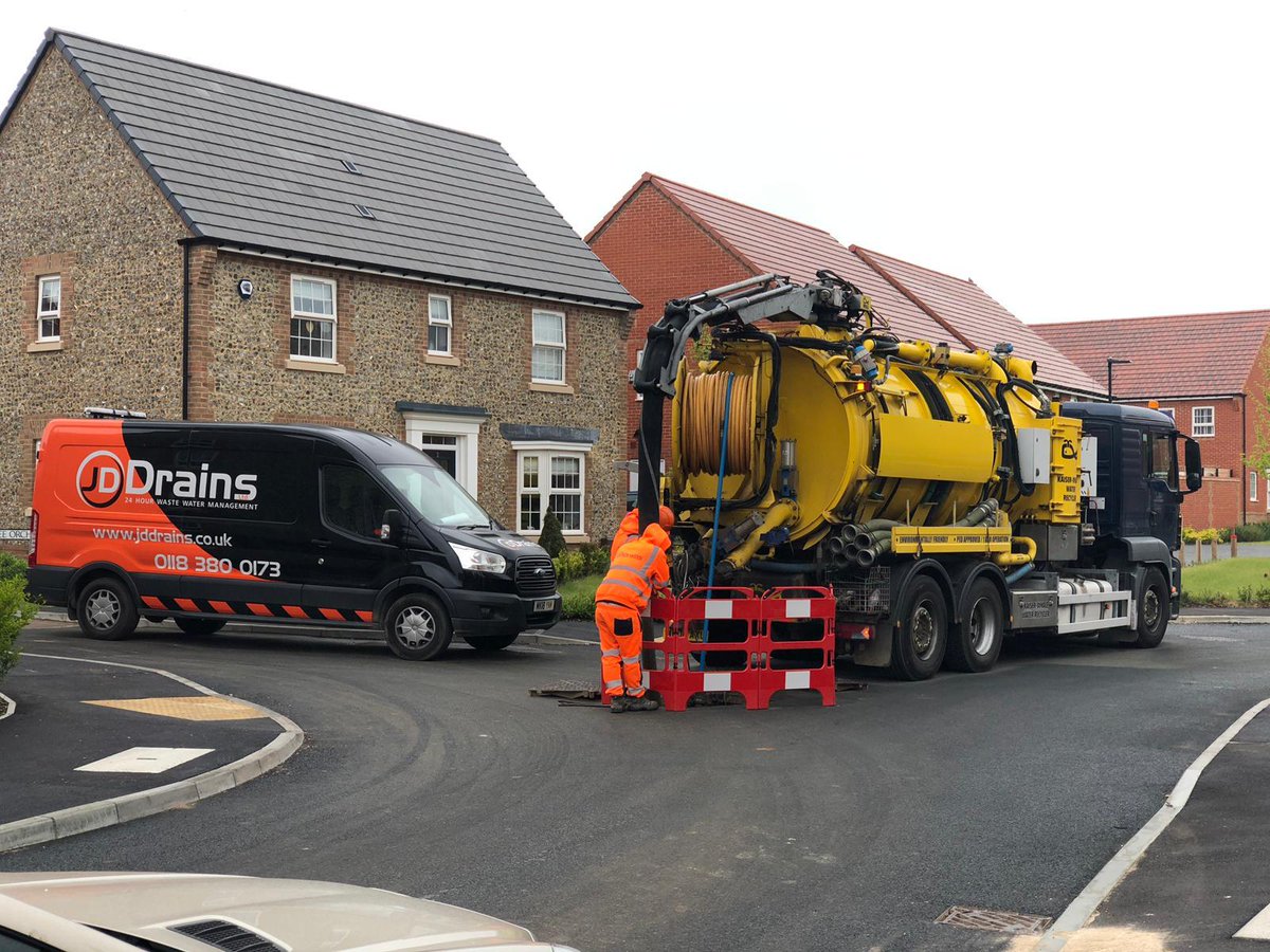 jddrains's tweet photo. The Engineers @jddrains working as a team to clean and camera drainage runs at a new housing development in the South. 
Recycling Unit &amp; CCTV Van Pack make it possible to carry the work out efficiently, effectively and simultaneously. 👍 @WhaleTankers #sewermenandproud https://t.co/R0qtjGjTVD
