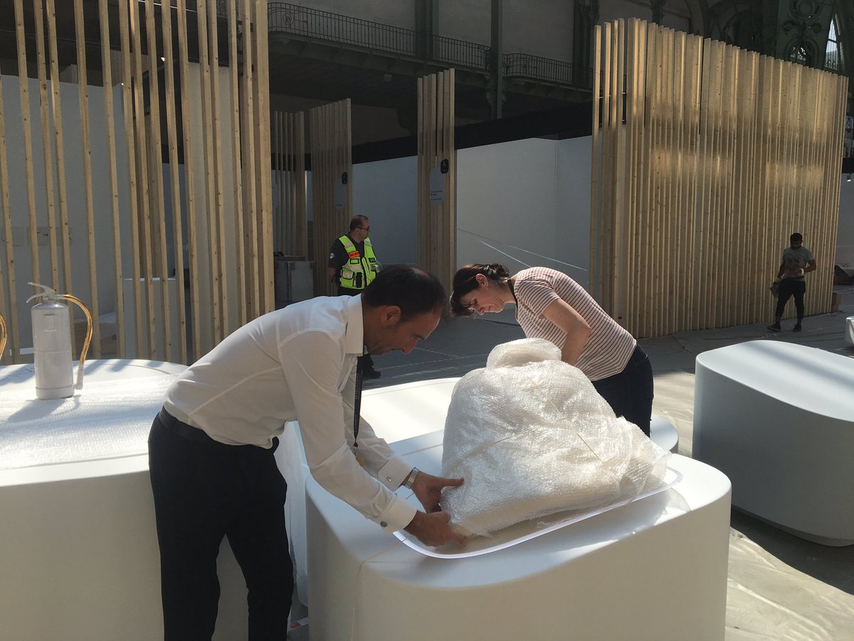 Fundesarte's tweet photo. Ya estamos montando #Revelations en el Grand Palais de París. https://t.co/lvA6Lf1fUb