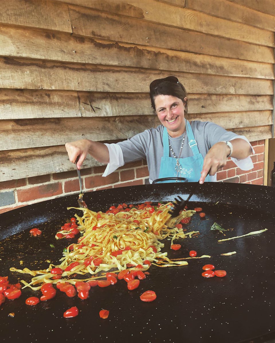 mariellabliss's tweet photo. Cooking pasta & tomato for 28? No problem with a great idea, a paella pan, a Neapolitan attitude and the the best team at @HonestyGroup school! I loooovvveeeddd it and never felt so small 😂😍 #wearenotscared #thinklateral #cookeryclass #cooneryschool #newbury #corporate https://t.co/PrMkGMa0Zw