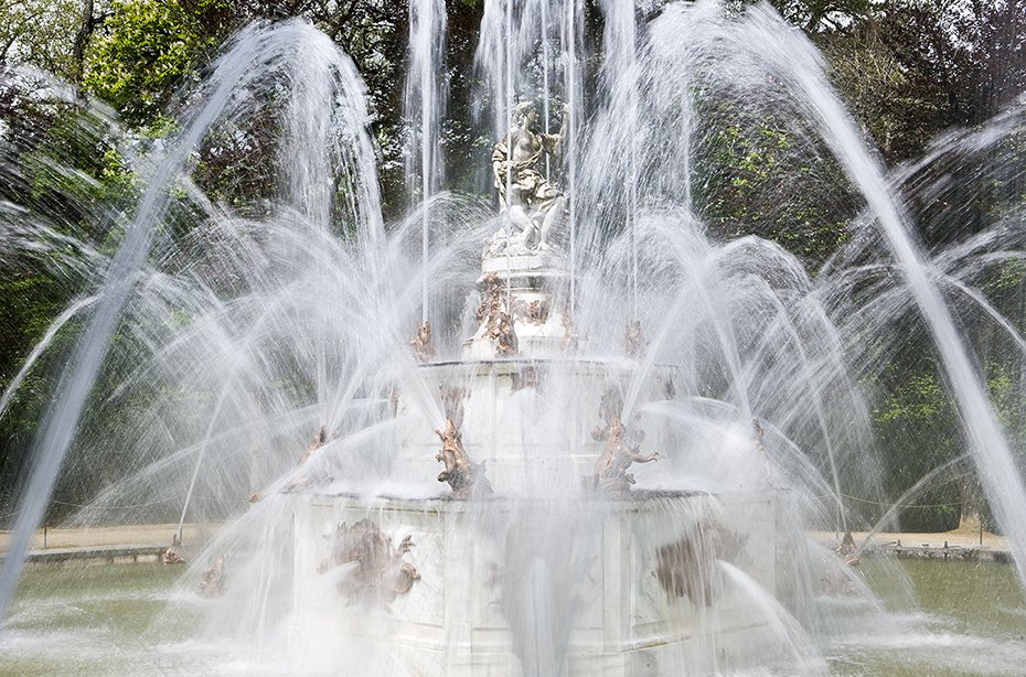PatrimNacional's tweet photo. ¡Este fin de semana funcionarán algunas de las Fuentes Monumentales de La Granja el sábado a las 17:30 y el domingo a las 13:00 horas!  ⛲️🌞 https://t.co/QcqTb8pqVm