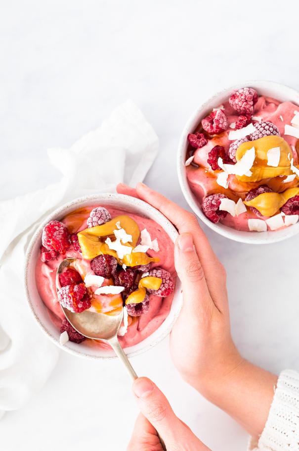 SimpleeAloe's tweet image. #Monday&apos;s are hard enough... why not treat yourself to a bowl of &apos;nice cream&apos;?! Made with frozen raspberries, strawberries, bananas and almond milk whizzed in a blender! 🍓🍌🌰 Then choose your own toppings 🤤