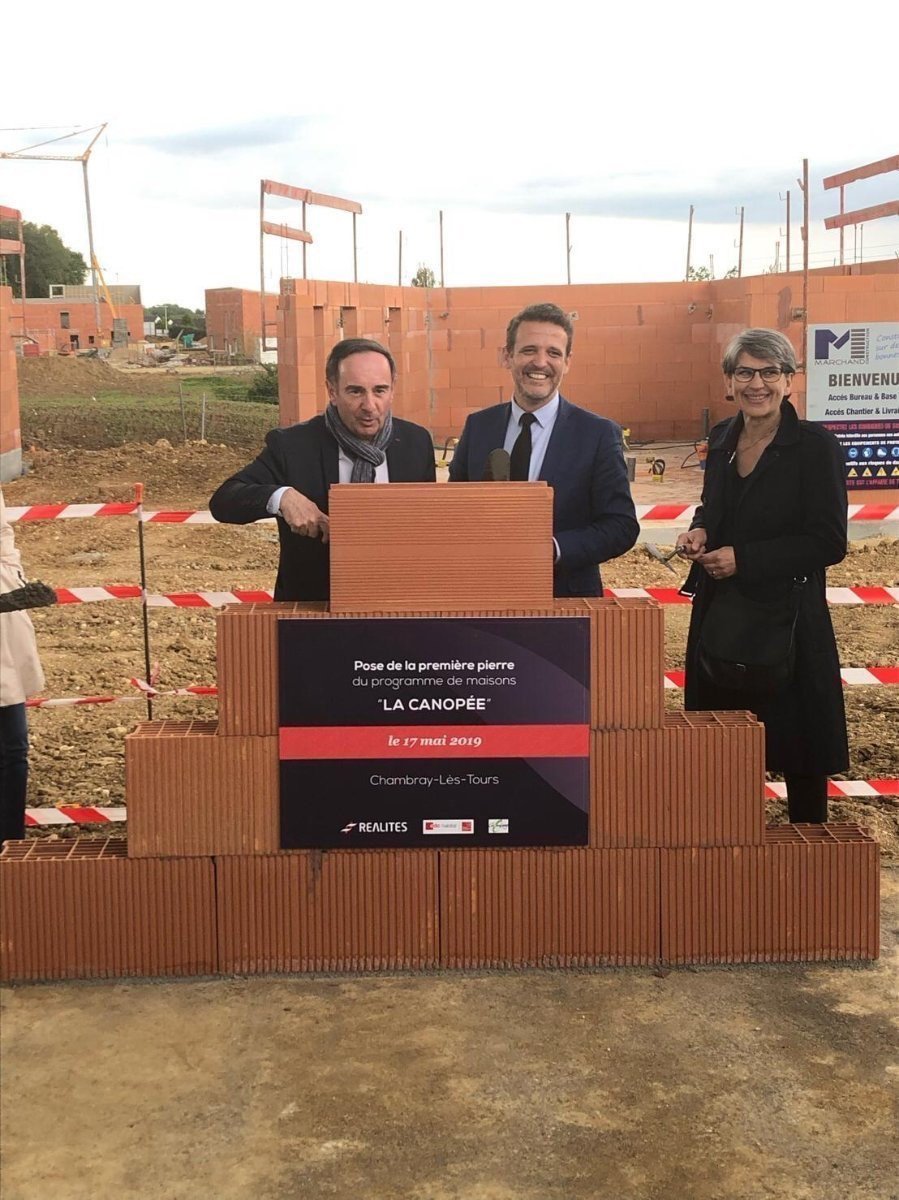 CDC_Habitat's tweet photo. Début des travaux pour #Canopée, un opération de 10 maisons en #VEFA (dans un programme de 43 maisons au total) dans un #écoquartier prisé de @CHAMBRAY37170 en présence de @ChristianGatard, Jérôme Bois de @realites et Christine Aubert de notre direction Grand Ouest. https://t.co/wSlpYMP9yQ