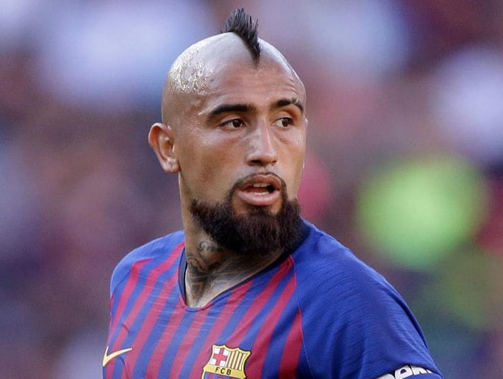 Happy 32nd birthday to Barcelona and Chile midfielder Arturo Vidal 

Maybe it\s time to lose the mohawk! 