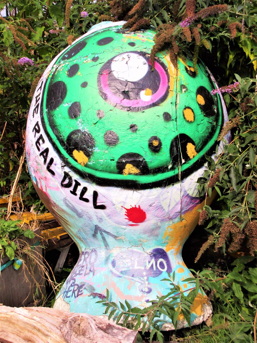 kuking1's tweet photo. #NomadicCommunityGarden #Shoreditch - One of London's lesser well known and more alternative tourist attractions. Definitely worth a visit! #Graffiti #StreetArt #UrbanArt https://t.co/SpxUVQZi56