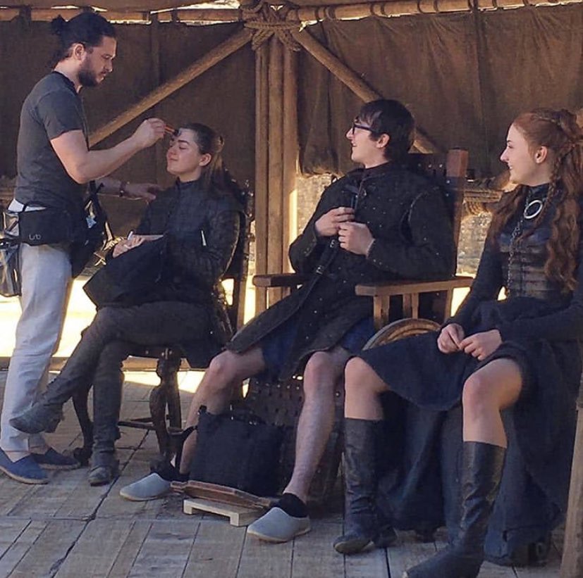 deliae_'s tweet photo. Jon Snow non è diventato re perché è diventato un make up artist
#GameOfThonesFinale #got #GameOfThrones https://t.co/0jxuSy2RTA
