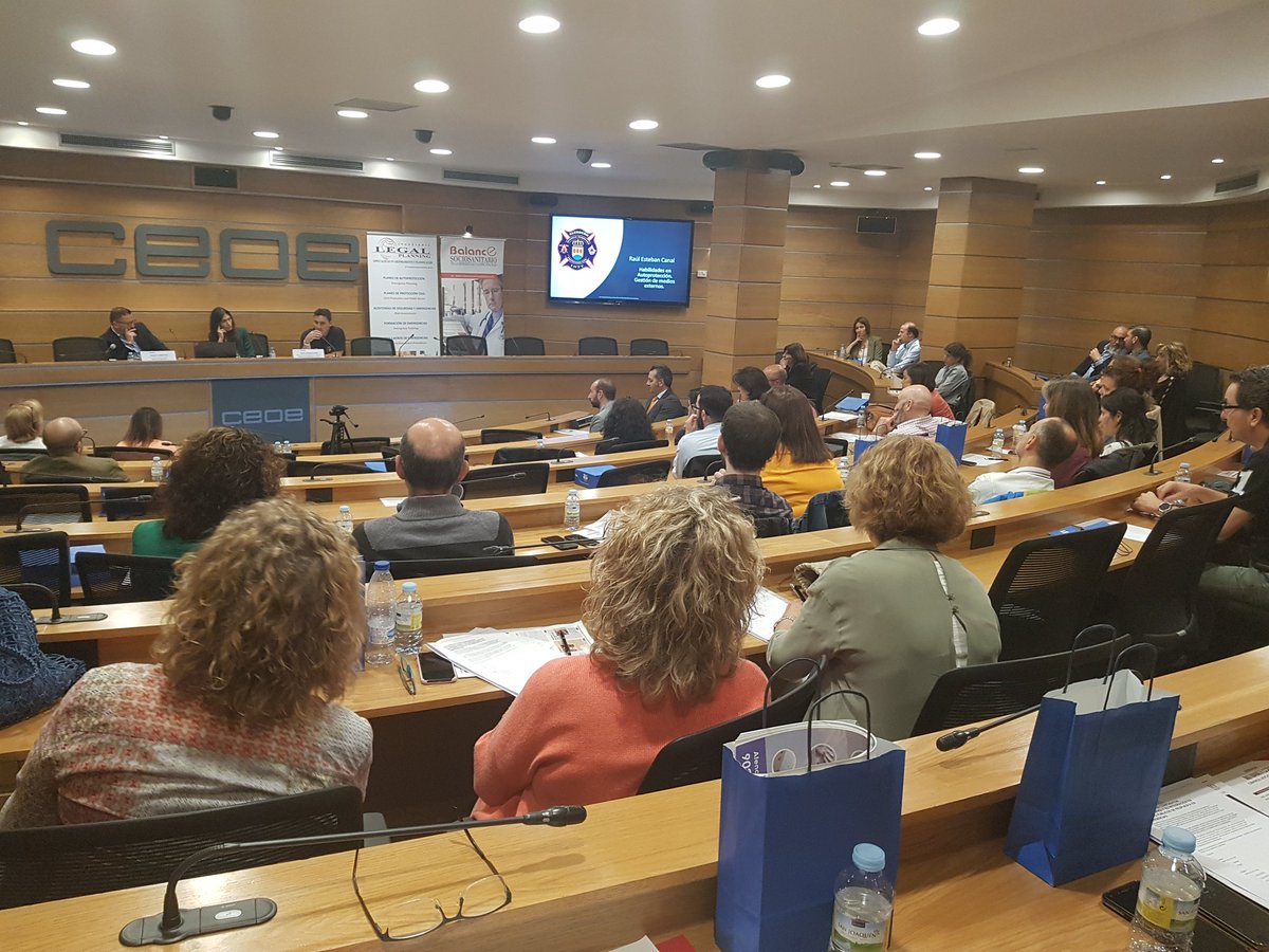 Grupo_SENDA's tweet photo. #AutoprotecciónSENDA según Raúl Esteban sugiere contener la zona del incendio, cerrar puertas,  utilizar extintores. Por último confinar a los residentes dándoles ventilación. Y los bomberos evacuaran a los residentes. https://t.co/zBczLf5GZK
