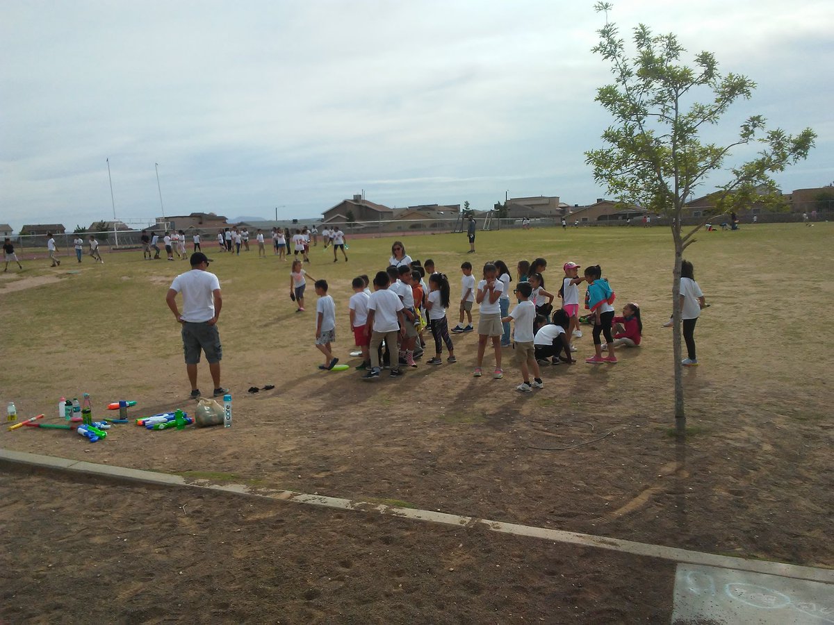 TBarragan_BES's tweet photo. Our Super Readers taking time to play.  Congrats to all for reaching their reading goals!!!  Thank you volunteers who joined us.  We could not have done it without you. #jpbcoyotes. #SISD_Reads https://t.co/IK53ZAnMDk