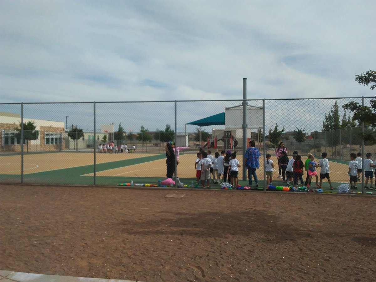 TBarragan_BES's tweet photo. Our Super Readers taking time to play.  Congrats to all for reaching their reading goals!!!  Thank you volunteers who joined us.  We could not have done it without you. #jpbcoyotes. #SISD_Reads https://t.co/IK53ZAnMDk
