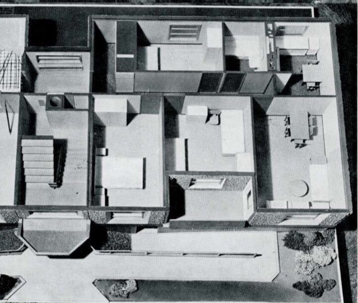 5 x 16.2msq rooms ≈ 80msq; this is a 75msq apartment with 4 rooms, an eat-in kitchen & a balcony. It’s suitable for 4-6 sharers (4 separate rooms) 2/