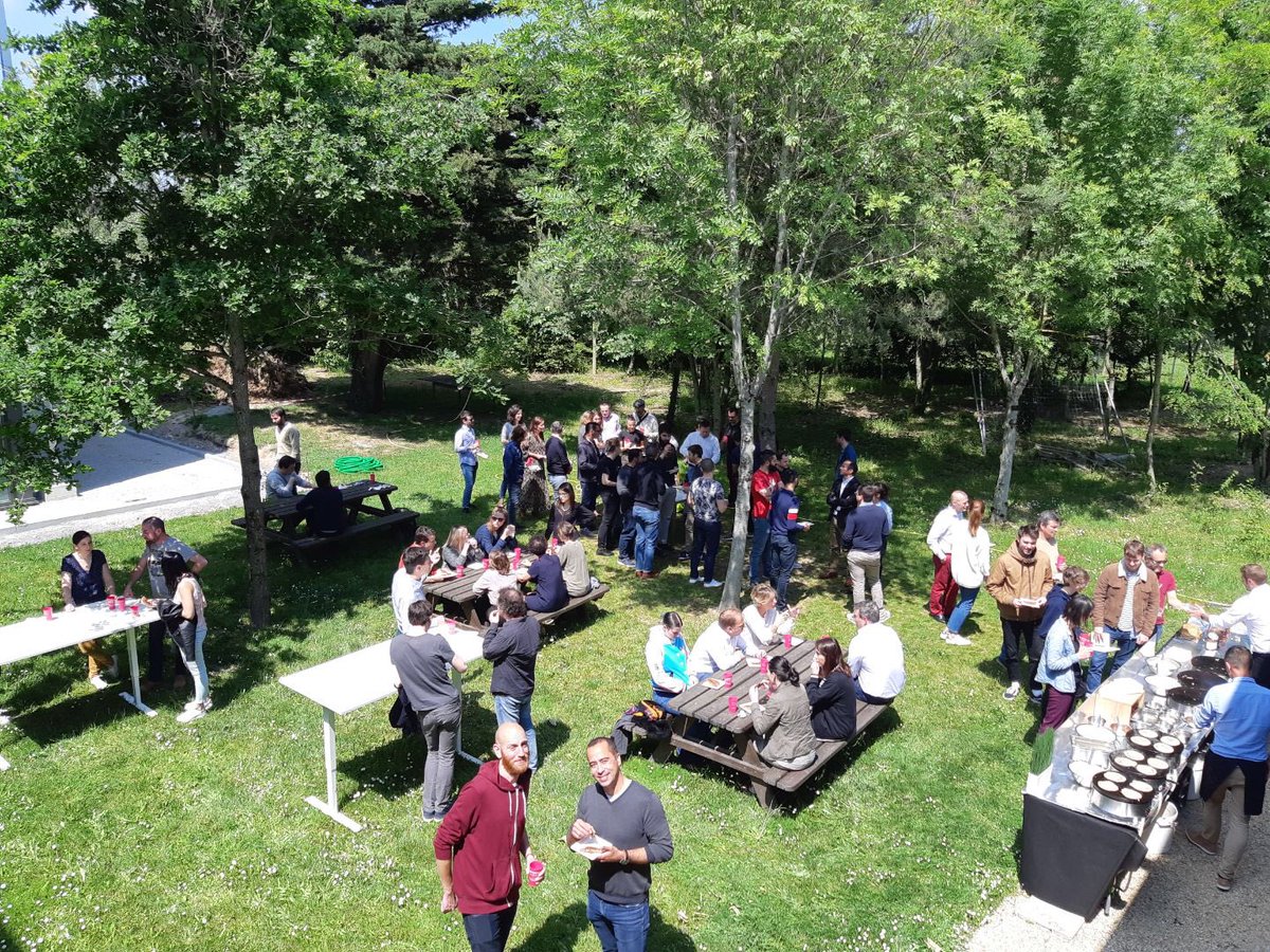 SYD_DigitalCare's tweet photo. Joyeux anniversaire 🎂 21.05.1999 > 21.05.2019 => aujourd’hui @SYD_DigitalCare fête ses 20 ans 🎉🎉🎉 Quel bonheur de franchir ce cap avec nos collaborateurs (et sous le soleil) 🤗 #Nantes #Anniversaire #Viedagence https://t.co/CND1EnJuor