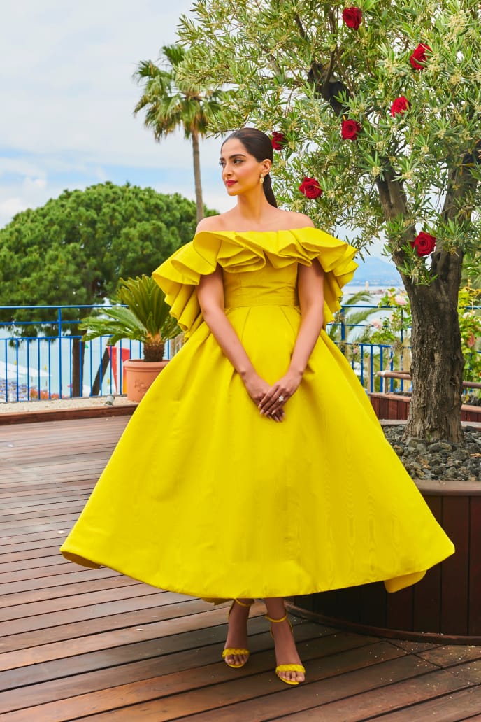 PrithamSadashiv's tweet photo. 💛 @SonamaKapoor in a custom @AshiStudio for the Unveiling of #ChopardParfums 'Gardens of Kings' at Hôtel Martinez in Cannes.
Styled By @RheaKapoor
Makeup - @ArtiNayar
Hair - @BBHiral
#SonamKapoor #ChopardLovesNature #Cannes2019 https://t.co/9RMHPjpSFI