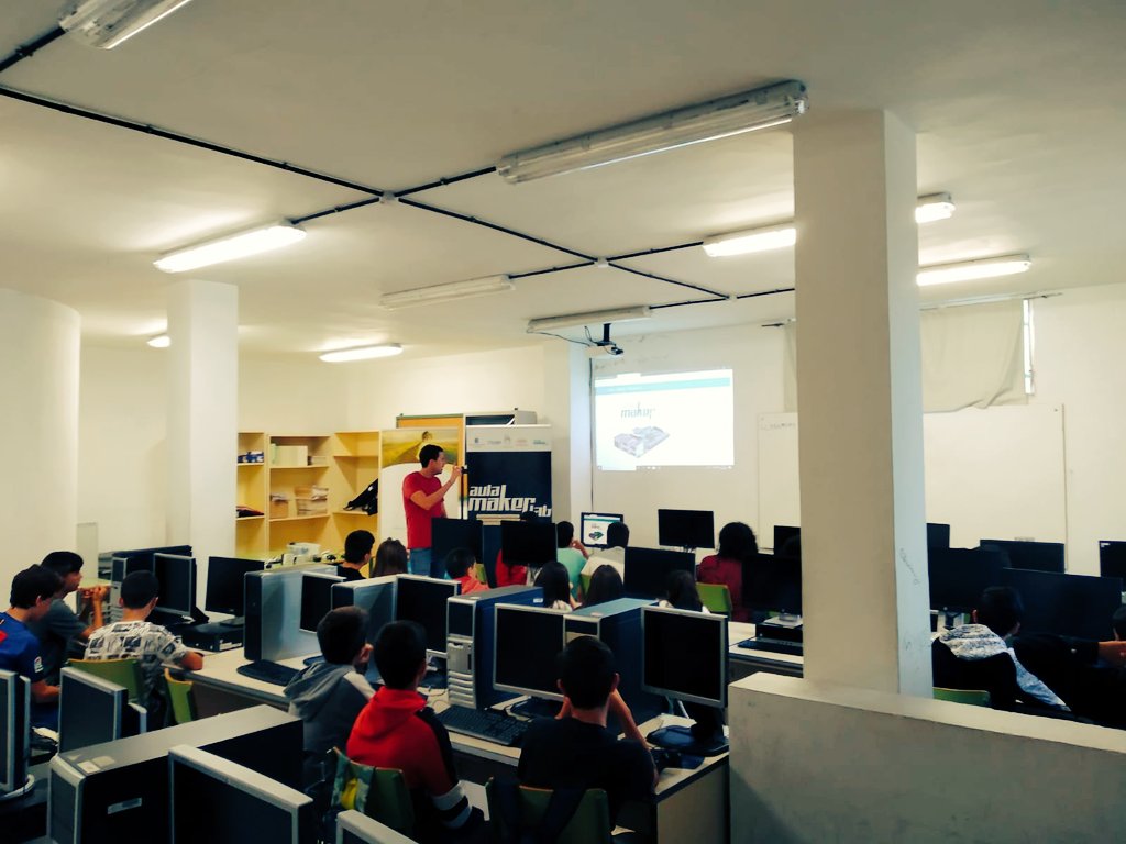 Trib_Arte's tweet photo. 📢🔔😉Felices por poder compartir en #LaGomera🏝️ #AulaMakerLab🤖 con alumnado y profesorado del #IESSanSebastian. #Gracias a @EducacionCan @STEAMCEU por hacerlo posible. Acompañados por @STEMcentro... compartiendo #tecnologías aplicadas a la #educación https://t.co/v6o4WYNE4B