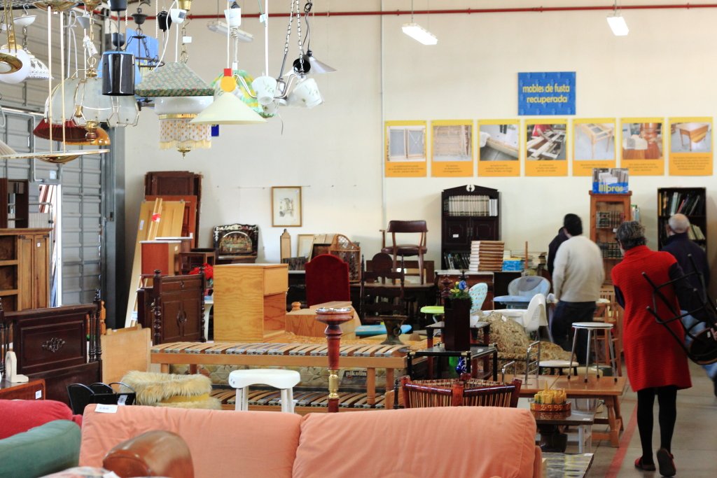 Deixalles's tweet image. Si tens #mobles en bon estat que ja no uses, passem a retirar-los sense cost algun i, a més, col·labores activament amb el projecte social de @Deixalles
Pots cridar al ☎️ gratuït 900 77 22 11 o enviar un 📩 a info@deixalles.org Moltes gràcies per la teva col·laboració #Reutilitza