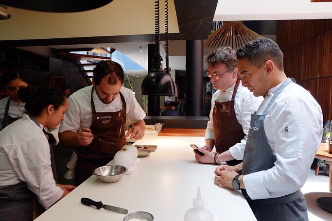 Mugaritz's tweet photo. La emoción de reencontrarse y compartir una noche tan especial con nuestros amigos de @loreamx y vivir en primera mano el proyecto tan interesante que han construido. ¡Gracias!
#mugaritz #loreamx #solidoliquido https://t.co/uIGB1eCj0T