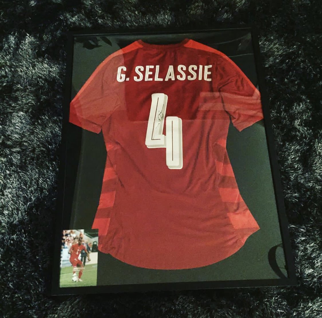 dalepinquez's tweet photo. Stolz ein Stück Geschichte der großartigen Karriere von @TheoGS23 in der @ceskarepre_cz Nationalmannschaft in den eigenen vier Wänden hängen zu haben. Das 🦁🇨🇿-Trikot ist das beste Geschenk was ich je erhalten habe! Hoffentlich klappt irgendwann noch unser Schnitzelessen! 😍 https://t.co/QPFIIEYQsL