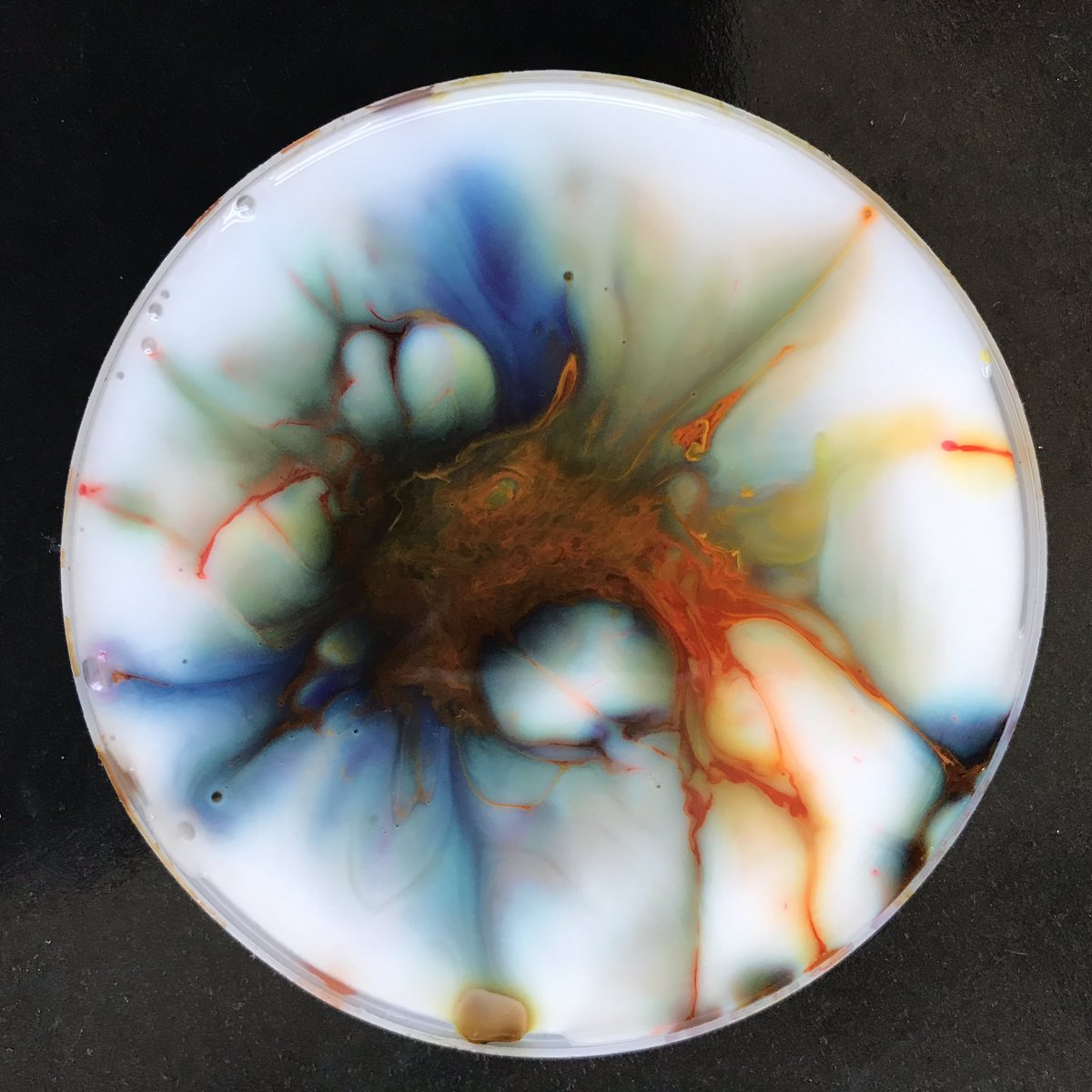 Stanb_ADT's tweet image. Let the practical commence! Year 7 explore liquid mediums in the style of William Loveless #crosscurricular #practicalart #busybusy