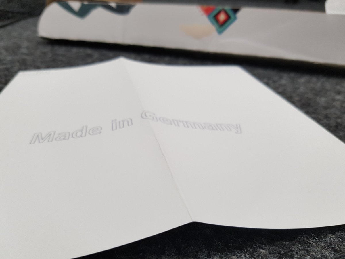 Erstes #Displate ist angekommen. Wie wär's, wenn ihr mir nächstes Mal einfach einen unbeschädigten Klebestreifen schickt, anstatt einen defekten einzutüten und mit einem zynischen Kommentar zu versehen? Schönen dank auch, <a href="/Displate/">Displate</a>, #wtf
PS: Motiv ist hübsch.