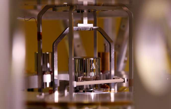 PierreTran's tweet photo. La définition mondiale du #kilogramme a changé, il n'est plus défini par le "Grand K" conservé au Pavillon de Breteuil, mais par une formule quantique https://t.co/Fn3qN6J3HJ on @lemondefr #science https://t.co/VRSaJGfTmB