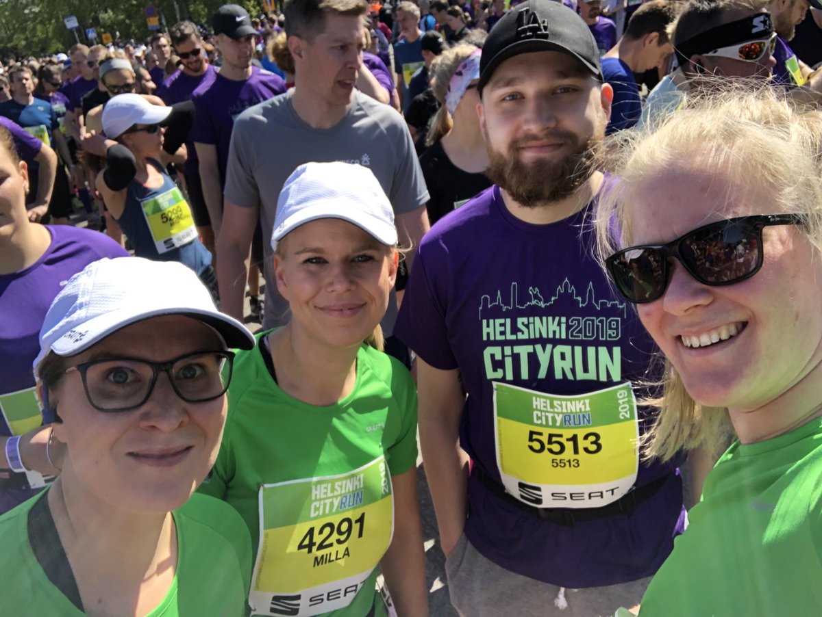S_Pankki's tweet photo. Meillä juostaan muunkin kuin rahan perässä. 💚 S-pankkilaiset osallistuivat viikonloppuna #HelsinkiCityRun-tapahtumaan. Keli oli mitä mainioin, aurinko paistoi ja 18-henkisen juoksutiimimme tunnelmat olivat hyvinkin lämpimät.
#SPankki #srunners #hcr2019 #hcrd2019 @helsinkicityrun https://t.co/7FoD8RSPpO