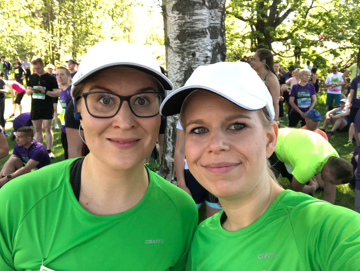 S_Pankki's tweet photo. Meillä juostaan muunkin kuin rahan perässä. 💚 S-pankkilaiset osallistuivat viikonloppuna #HelsinkiCityRun-tapahtumaan. Keli oli mitä mainioin, aurinko paistoi ja 18-henkisen juoksutiimimme tunnelmat olivat hyvinkin lämpimät.
#SPankki #srunners #hcr2019 #hcrd2019 @helsinkicityrun https://t.co/7FoD8RSPpO