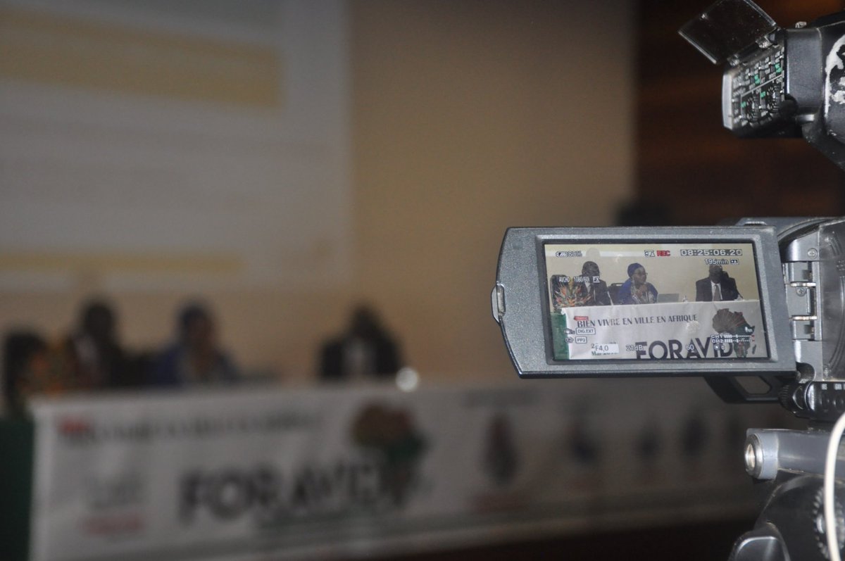FORAVID_'s tweet photo. Début de la session 1 du deuxième jour  du @FORAVID_  avec comme thème: Solutions et services pour les villes durables en Afrique , session modérée par M.BINI Kouassi du ministère de la ville. 
#FORAVID
#FORAVID2019 https://t.co/R8KkYqmBKD