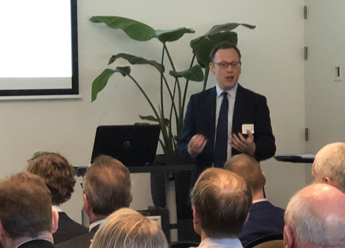 StarkNarrative's tweet photo. “Disruption not only comes from technology, but also from changing consumer patterns” Andrew Harvie @CTInvest_EMEA presenting @AlphaResearchNL seminar on #LongTermEquities https://t.co/X9dlEvAFTN