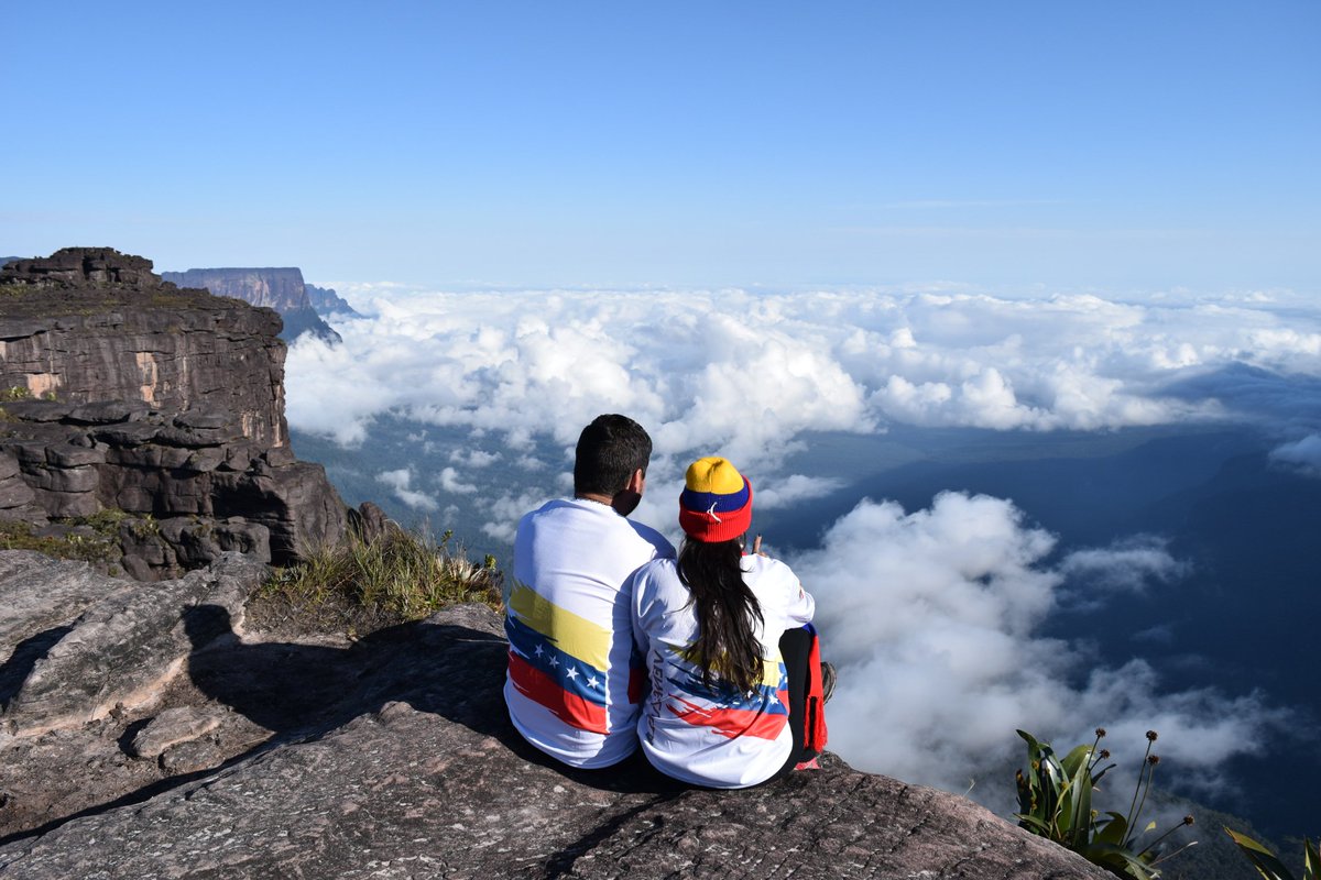RUTAS_4WD's tweet photo. Contemplando la inmensidad desde #Roraima #PNCanaima Foto: Armando Baron https://t.co/pV6keafzUl