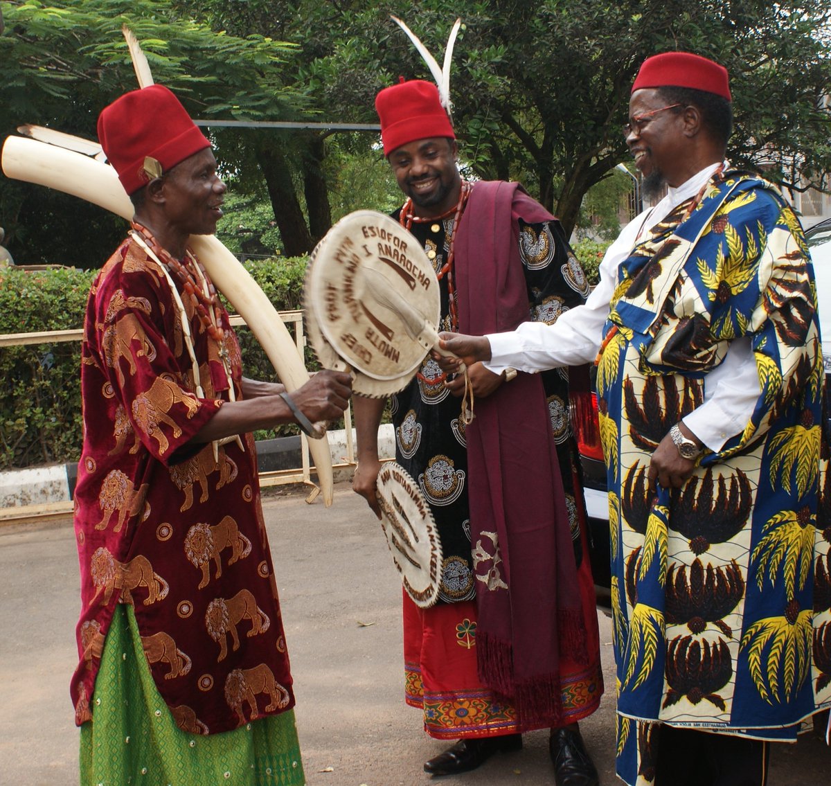 OsitaAmakeze's tweet image. We do not speak #Igbo to pain anyone. We love you even when we may not understand your #language. We would want you to take pride in your #tongue too, as we seek to unite us with one voice: #Humanity. 2019 is International Year of #Indigenous Languages #iyil2019. Celebrate yours.