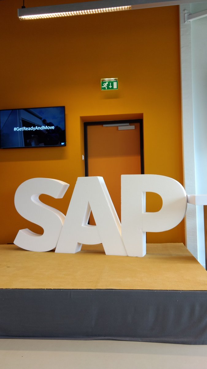 1SanderZijlstra's tweet photo. SAP event over de move naar #S4HANA . Is er een diepere reden dat SAP in de weg staat van de nooduitgang vandaag ? #GetReadyAndMove ! https://t.co/ouXTW9ukF3