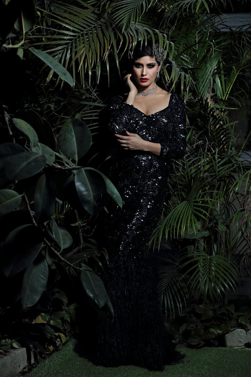 thefrontrow6's tweet photo. Silk georgette heavily beaded gown with feather detailing hem.
#fashionmodel #models #fashiontrends #OnTrend #styleblogger #fashionmagazine #photoshoot #style #fashion  #cute #beauty #Beading #classy #outfit #beautiful #awesome #EveningWear #PartyWear #Couture #TFR #TheFrontRow https://t.co/vHJHwhGX5F
