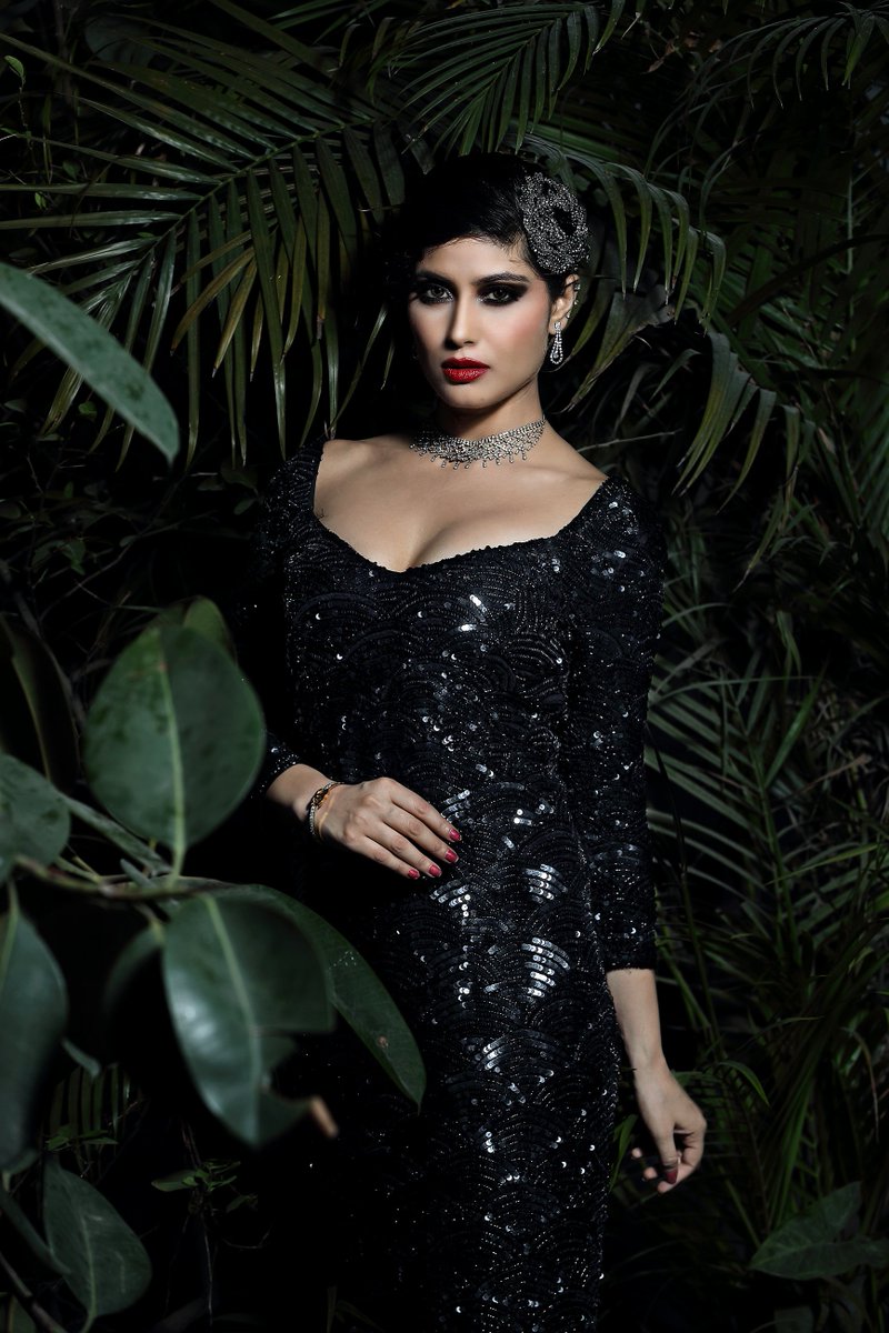 thefrontrow6's tweet photo. Silk georgette heavily beaded gown with feather detailing hem.
#fashionmodel #models #fashiontrends #OnTrend #styleblogger #fashionmagazine #photoshoot #style #fashion  #cute #beauty #Beading #classy #outfit #beautiful #awesome #EveningWear #PartyWear #Couture #TFR #TheFrontRow https://t.co/vHJHwhGX5F