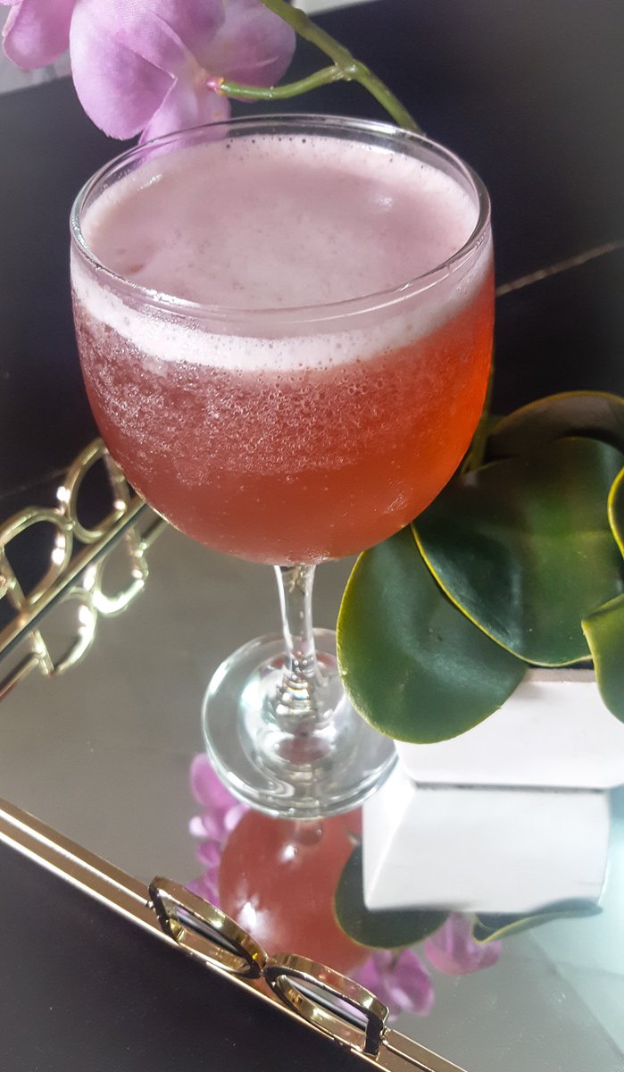 NaturalSyrup's tweet photo. Pour un évènement corporatif autour du vin, nous avons créé un cocktail style sangria:
-vin rouge
-NGS goyave
-NGS citron vert
-des glaçons.
Mettre le tout dans un shaker.
Ça donne un vin mi sucré-mi fruité aux saveurs très exotiques.
#MilleFaconsDeDegusterMonNGS #naturalsyrup https://t.co/aVEjHebU4e