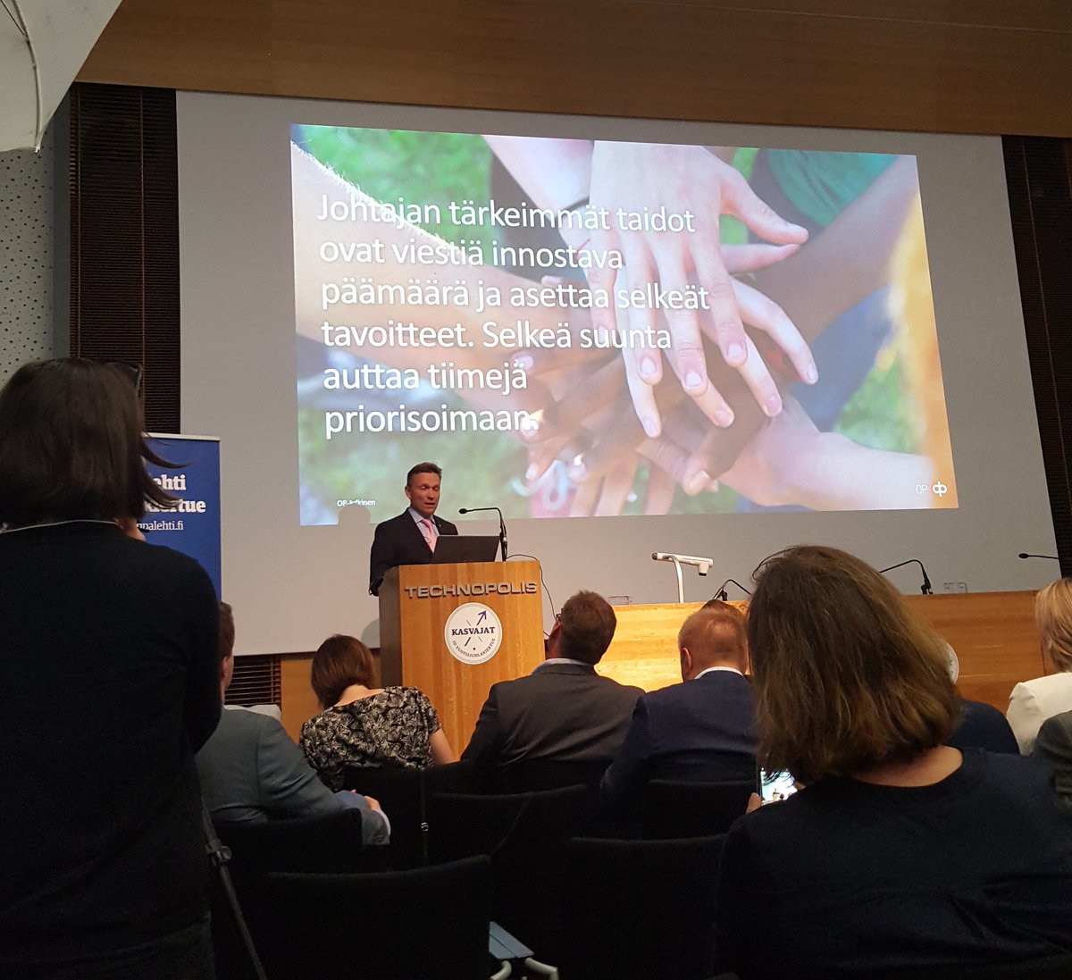 Johtajan tulee asettaa selkeät tavoitteet, innostaa, poistaa esteet menestymisen tieltä, kannustaa oppimaan - myös virheiden kautta. Viime kädessä on aina kysymys ihmisistä ja läsnäolosta. #kasvajat kiertue 2019  <a href="/ritakti/">Timo Ritakallio</a>