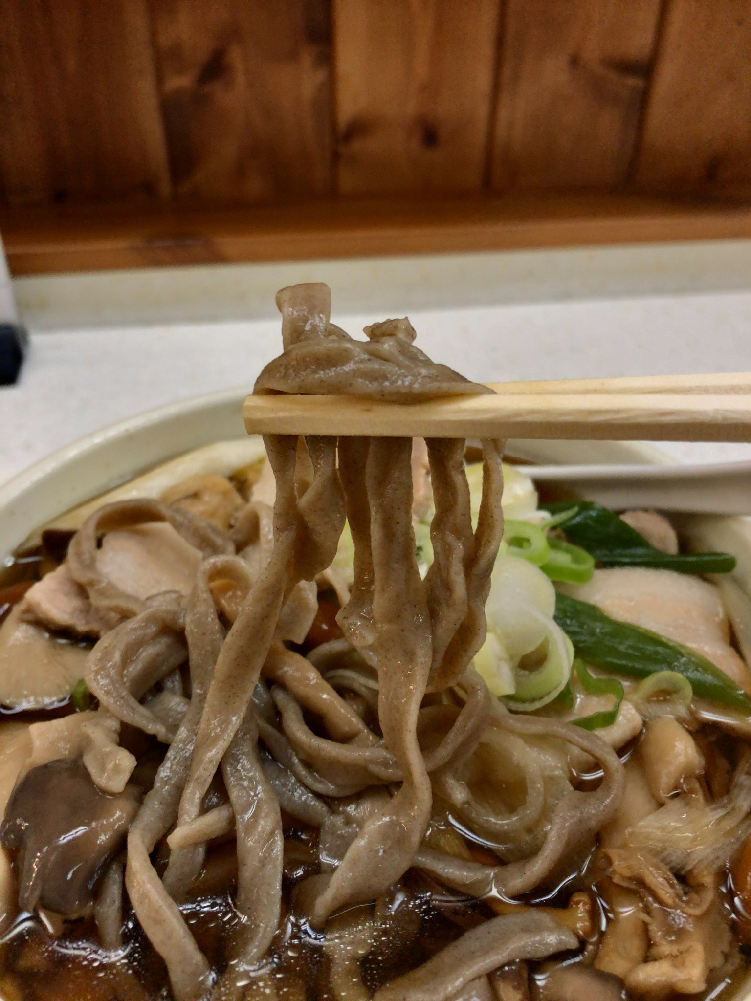てん 手打ちそば さくら 大通店 にて ブタ肉きのこそば 1150円 太いお蕎麦 豚肉と合うね 蕎麦 札幌 T Co Buywazwutj Twitter