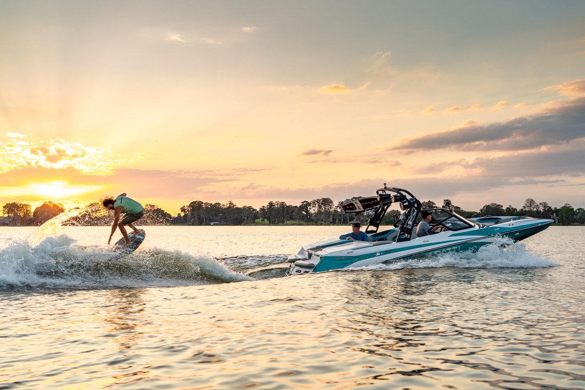 The Perfect Boat for a Sunset Cruise.
#Varatti #boats #sunsets #wakesurfing #wakesurfpics #wakeboat #summernights