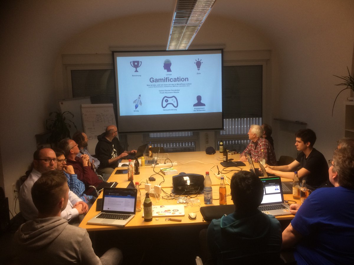 Mit leichter Verspätung geht's jetzt volle Kanne in die WordPress Gamification. Volle Hütte heute im Coworking. ;-) Danke <a href="/staude/">Frank Neumann-Staude</a> und <a href="/carlos_cflex/">Carlos</a> dass ihr extra für uns hierher gekommen seid ! :-)