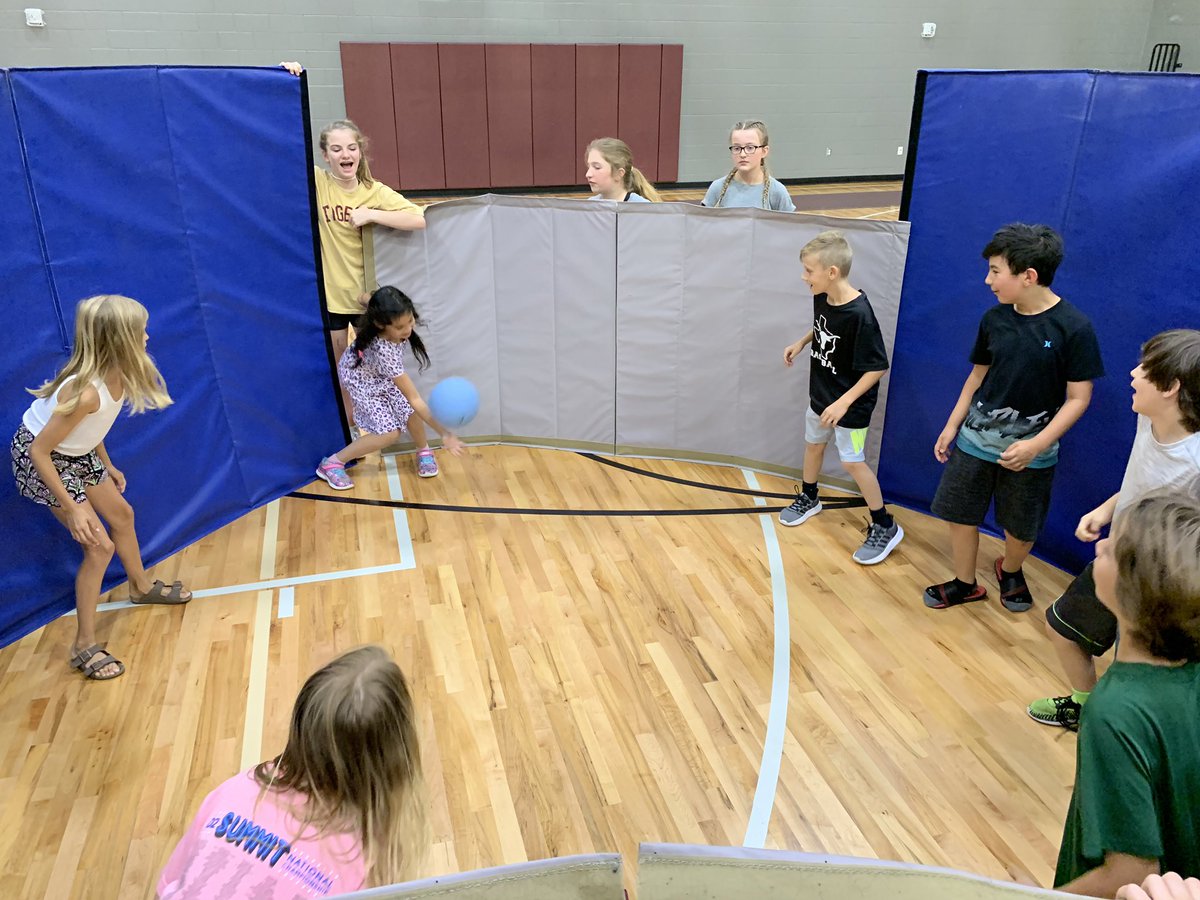 lyle_natalie's tweet photo. Middle school students teaching 3rd grader. What great leaders! Great job girls and Coach B! #schoolofleaders #3rdgrade #sses # https://t.co/qFRFhBCxcb