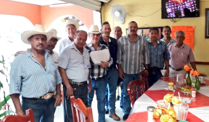 SEFADER_GobOax's tweet photo. En gira por la #Cuenca y por instrucción del Gdor. @alejandromurat , el Srio. Carlos Grau López se reúne con productores de #piña en Loma Bonita y recibe el Proyecto Regional Integral que impulsará de manera potencial este cultivo que ocupa el 2o. lugar en producción nacional 🍍 https://t.co/XkBGj6CwVu