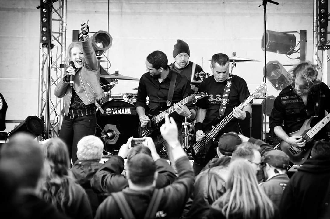 AsylumPyre's tweet image. Bientôt à nouveau en concert ! 10 jours ! :-) heureux !

Soon back on stage !! 10 days ! :-) Happy !

#demonsandwizards #metal #legend #pratteln #Sarrbrucken #frankfurt #Power #apocalypse #NewAlbum #powermetal #modernmetal #singalongchoruses #love