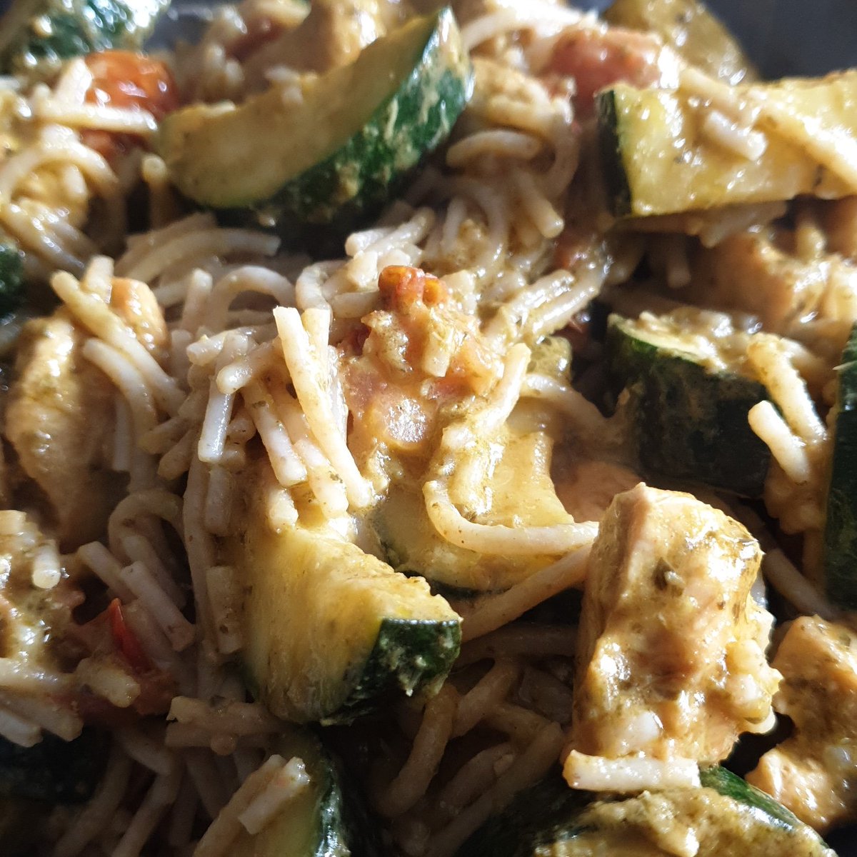 princenrob's tweet photo. Na een middagje recepten zoeken en ook nog eens rekening te moeten houden met mijn sinds kort ontdekte lactose intolerantie is het gelukt wat te maken! Pasta pesto met kip! https://t.co/dG4pOewBpQ