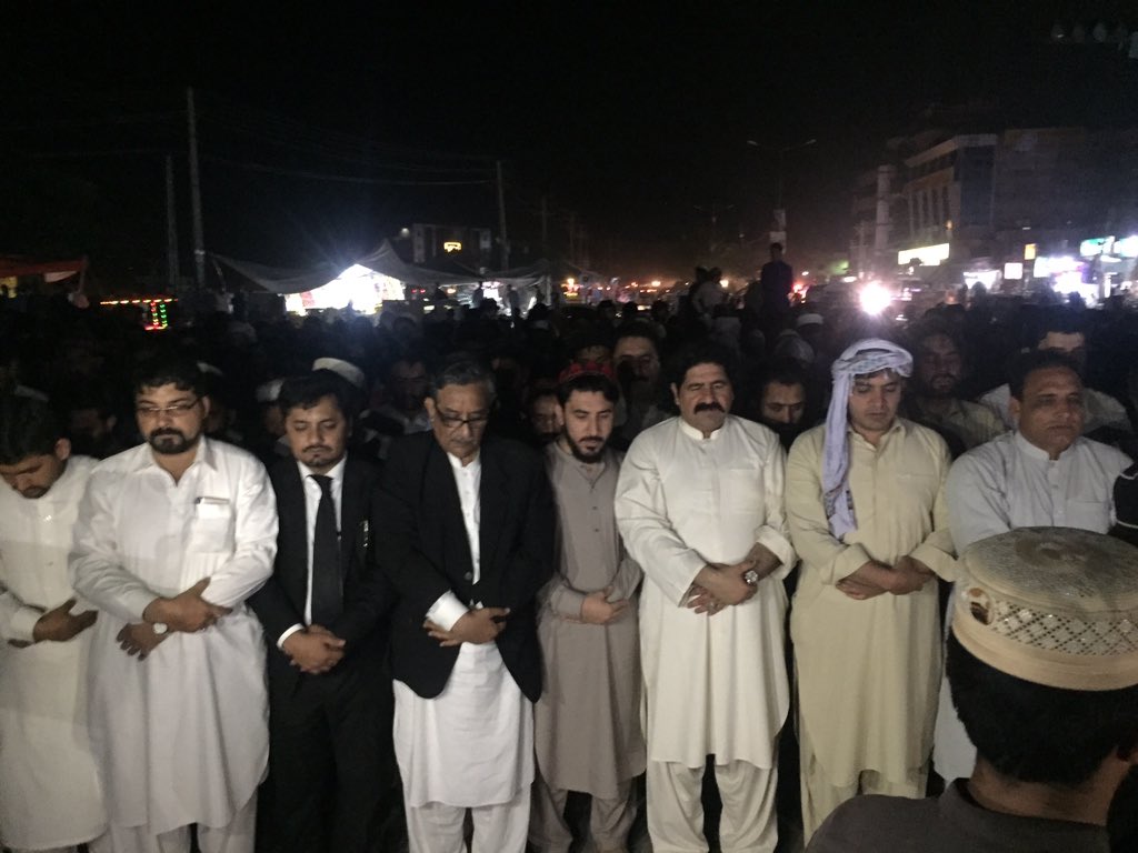 RahimDwr's tweet photo. فرشتہ کی نماز جنازہ ادا کئی جارہی ہے ، جنازے میں مشر منظور پشتین ، محسن داوڑ ،علی وزیر ، نثار مومند ، عبداللہ نگیال ،سلیم لالا سمیت کثیر تعداد میں لوگوں کی شرکت - #JusriceForFarishta https://t.co/FYbeQQcwto